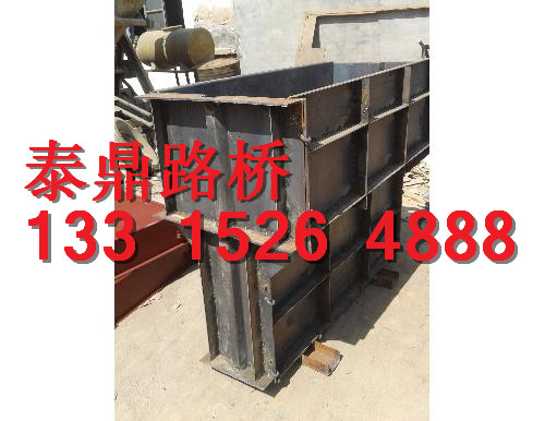水泥隔离墩钢模具如何选购，水泥隔离墩钢模具保定供应  防撞隔离墩钢模具  预制隔离墩钢模具