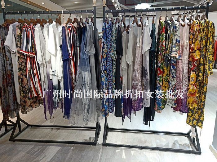 供应四季品牌女装库存设计师品牌服装批发