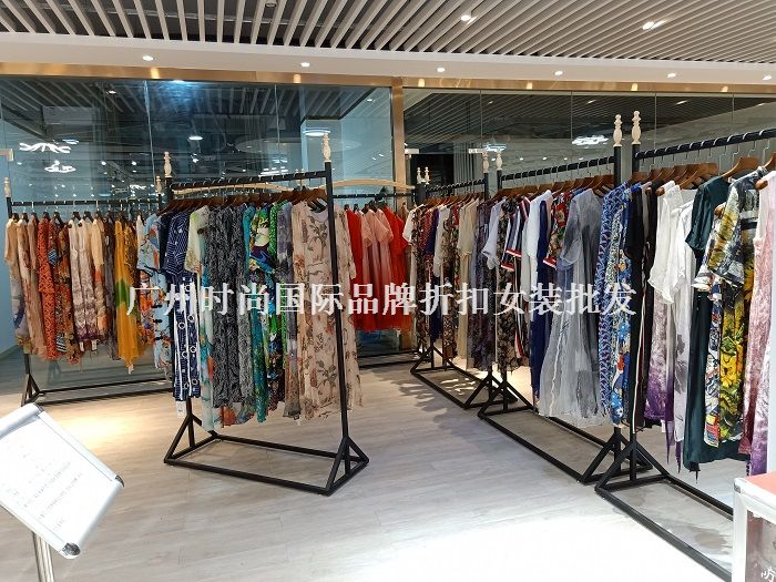 供应四季品牌女装库存设计师品牌服装批发