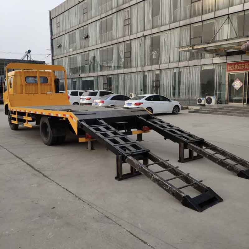 东风挖掘机运输车 低平板液压小型拖车 低爬梯平板运输车