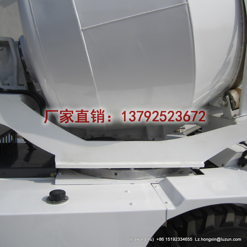 鲁樽3方平口自动上料搅拌机图片2019年新款  自动上料搅拌车  移动式搅拌机  小型混凝土搅拌车