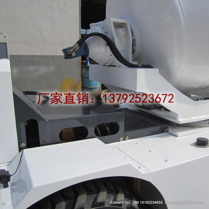 鲁樽3方平口自动上料搅拌机图片2019年新款  自动上料搅拌车  移动式搅拌机  小型混凝土搅拌车