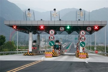 供应阳东太阳能板移动信号灯 交通红绿灯厂家  黄闪灯