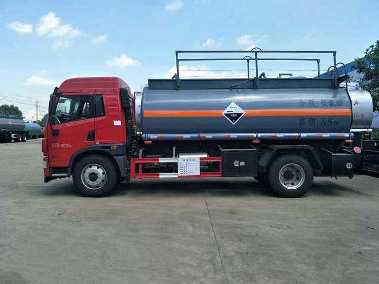 天龙半挂洗井液车