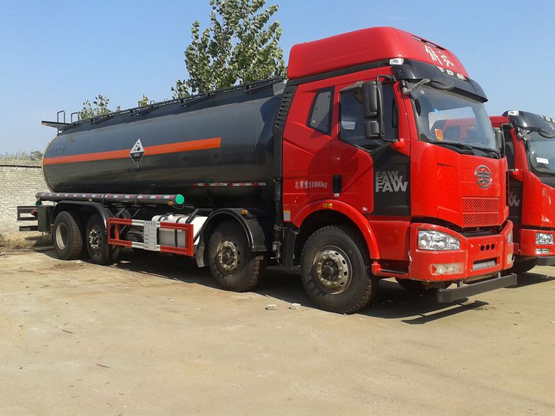 东风多利卡碱水剂运输车