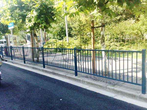 阳春交通护栏厂家安装  市政护栏样式报价  京式护栏  波形护栏