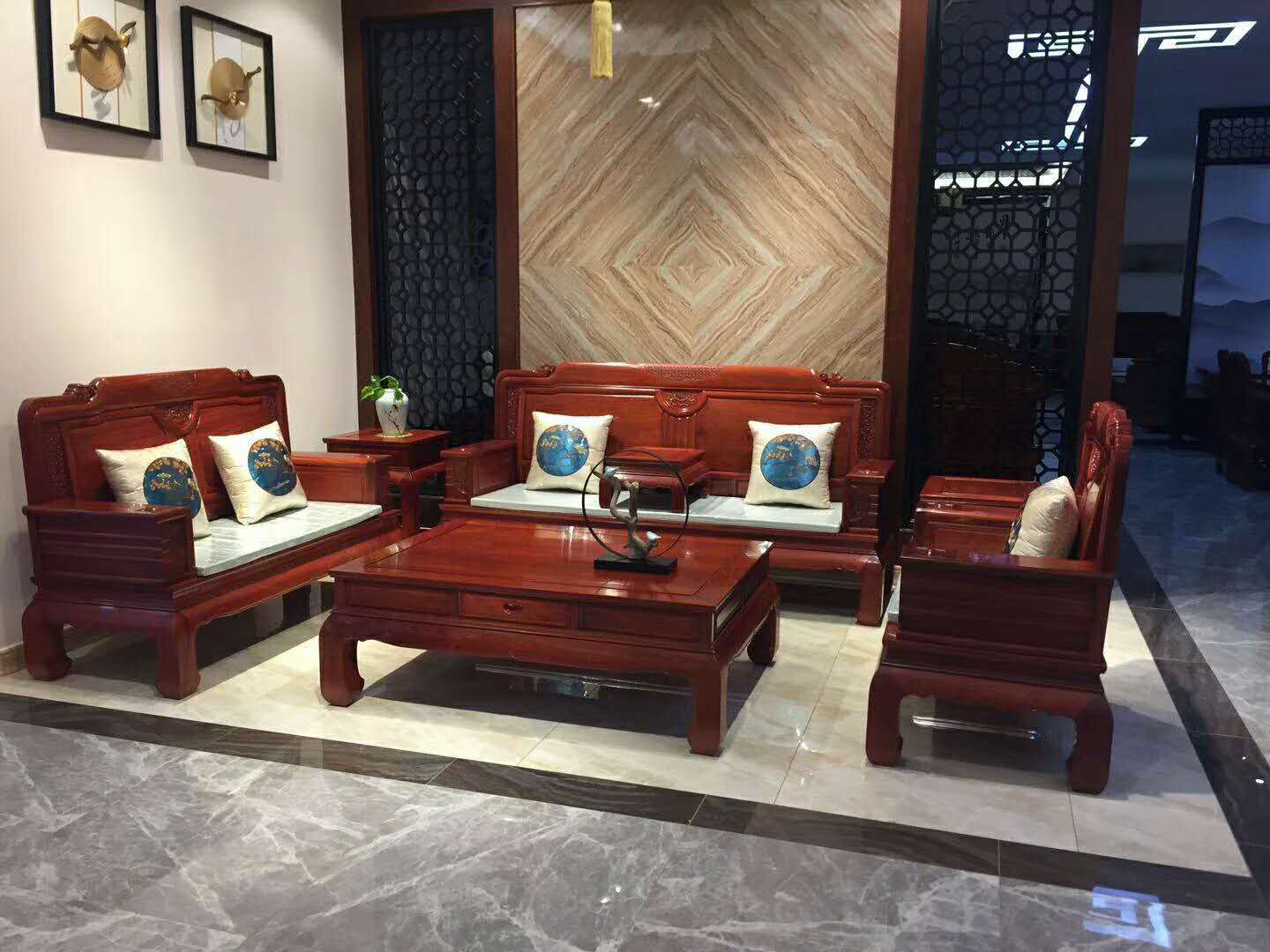 国标红木都有哪些呢？  国标红木大果紫檀  国标红木刺猬紫檀  红木家具