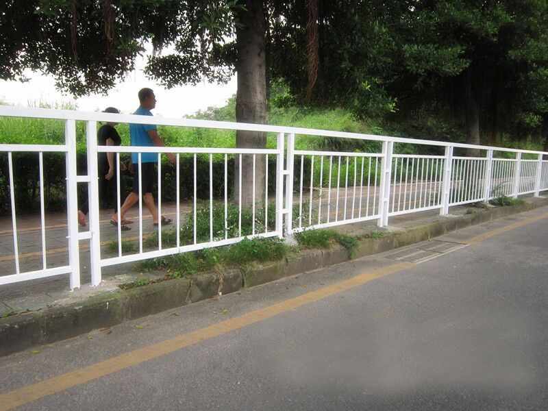 广州交通护栏厂家定做 人行道隔离栏杆 路标护栏 隔离栏杆  防眩光围栏  人行道边护栏  路中心隔离栏杆