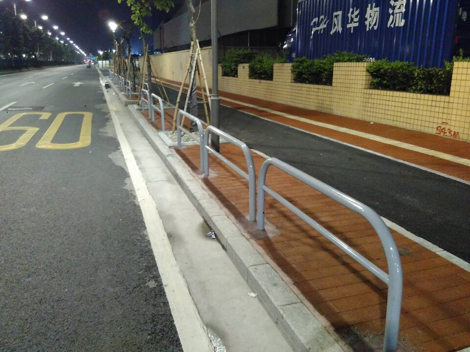 佛山交通市政护栏厂家公路护栏现货供应 港式护栏  防眩光围栏  马路隔离栏  路隔离护栏