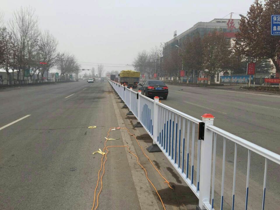 佛山交通市政护栏厂家公路护栏现货供应 港式护栏  防眩光围栏  马路隔离栏  路隔离护栏