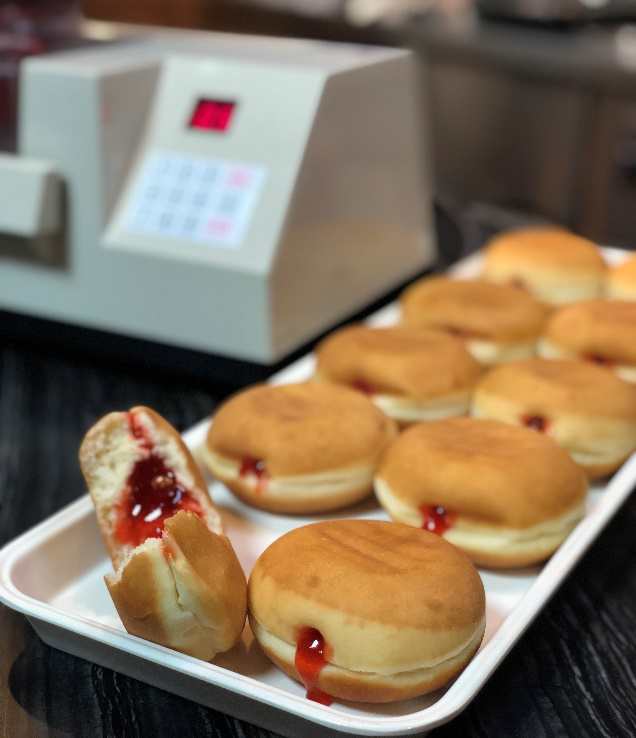 甜甜圈果酱注心机-煜丰  甜甜圈果酱注心设备  甜甜圈果酱注心机厂家