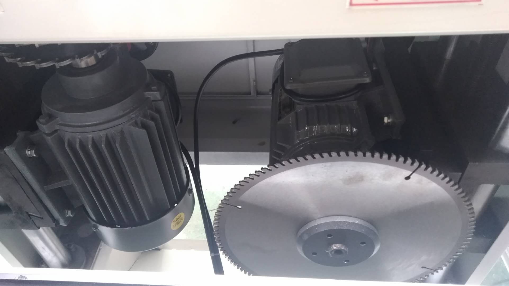 山东断桥铝门窗HL2ZX-200中端面铣  山东断桥铝切割设备  铝门窗中端面铣  铝型材端面切割
