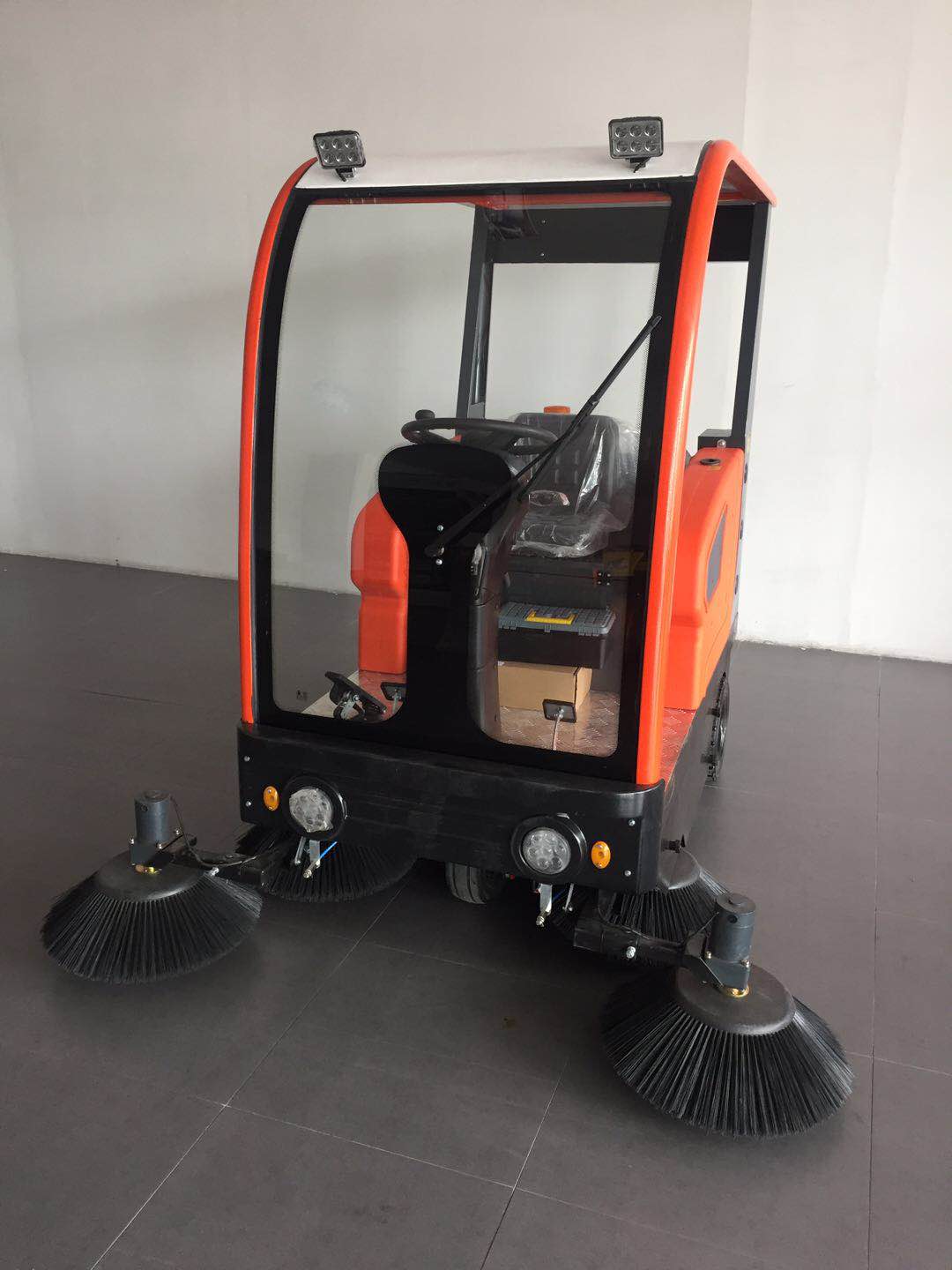 半封闭电动驾驶式扫地车扫地喷水吸尘一体机  厂家直销