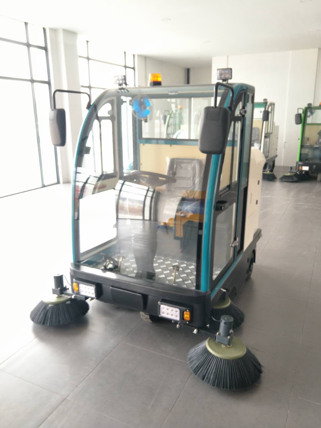 2100升级款扫地喷水吸尘多功能电动驾驶式扫地车  厂家直销