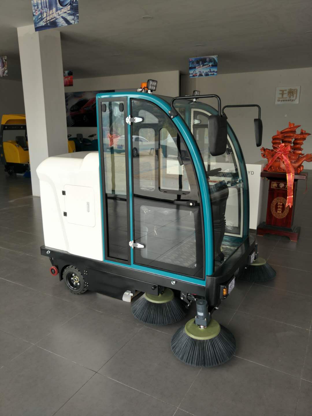 2100升级款扫地喷水吸尘多功能电动驾驶式扫地车  厂家直销