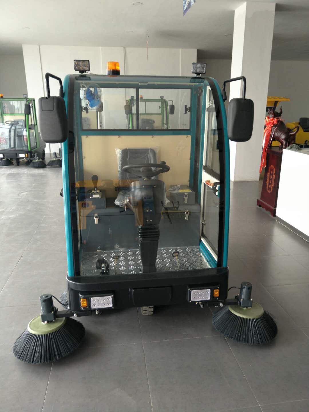 2100升级款扫地喷水吸尘多功能电动驾驶式扫地车  厂家直销