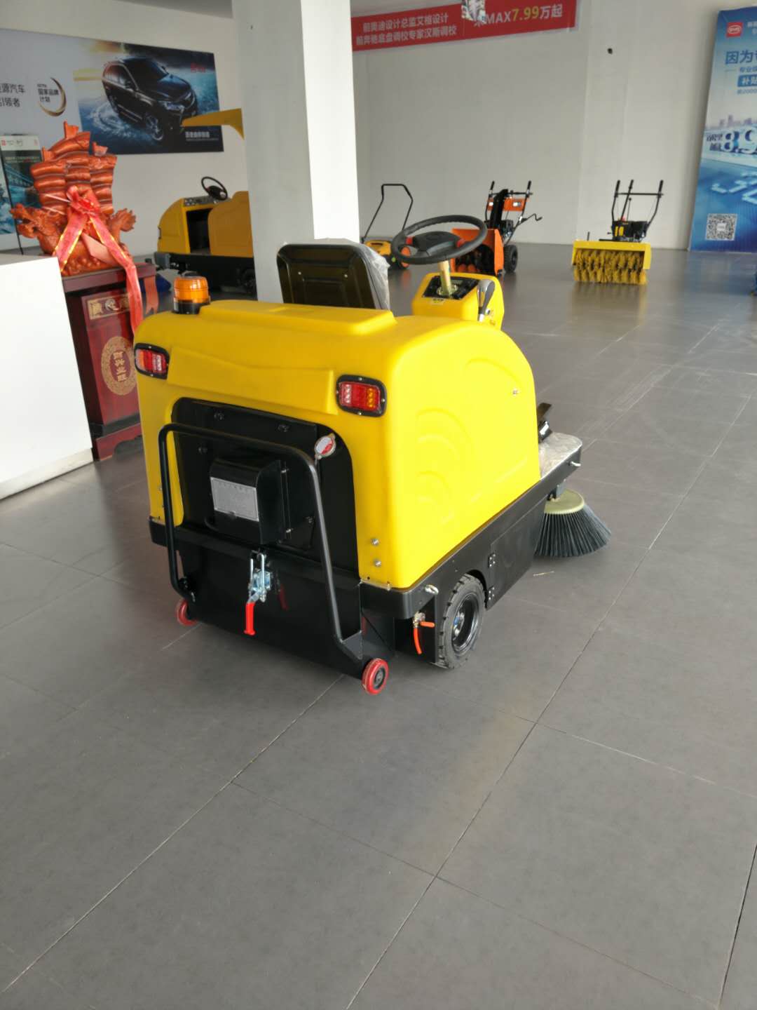 1360扫地喷水吸尘驾驶式电动扫地车石子灰尘垃圾清扫车  扫地机