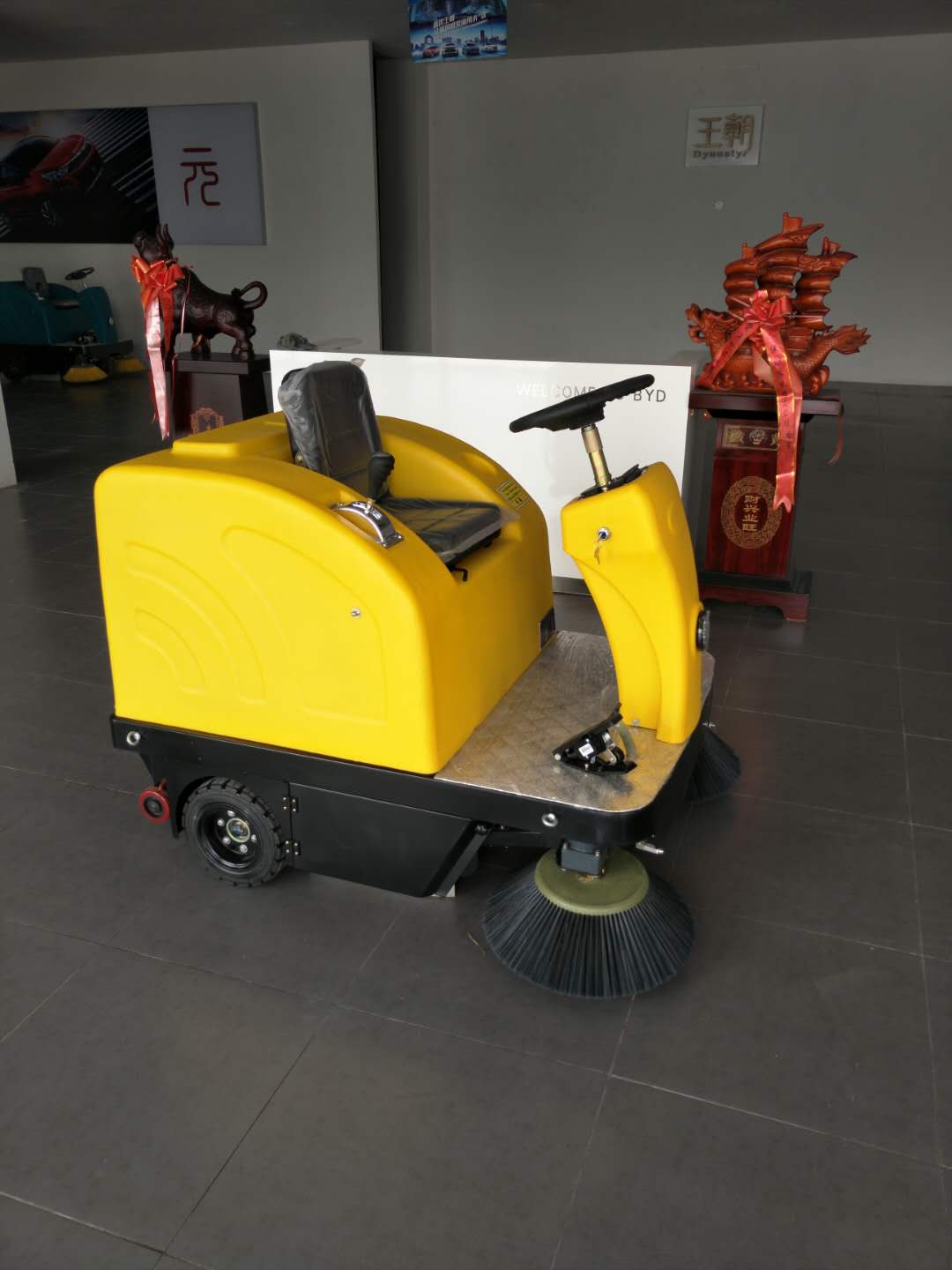 1360扫地喷水吸尘驾驶式电动扫地车石子灰尘垃圾清扫车  扫地机