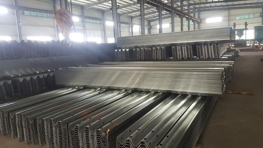 宜宾高速公路护栏板专业品牌  波形护栏  护栏板防撞护栏