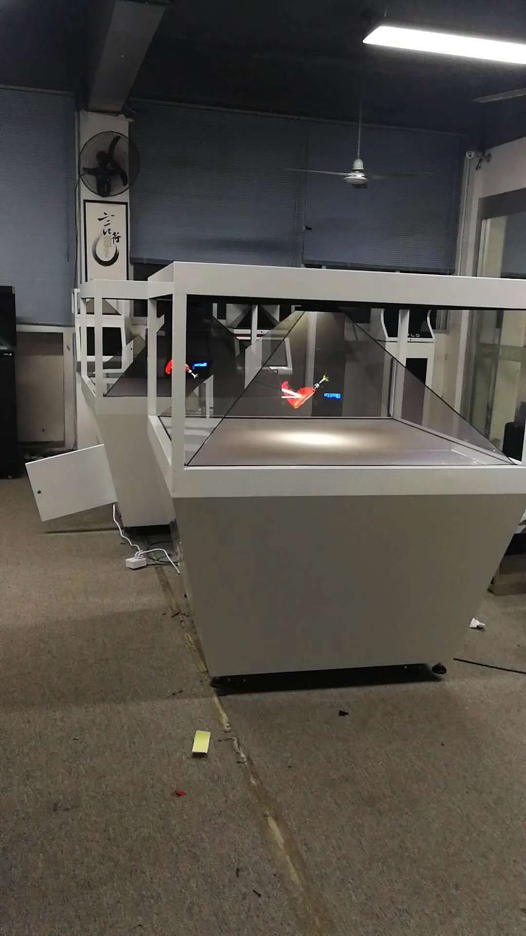 360全息金字塔全息投影玻璃展示柜支持定制  空中成像柜