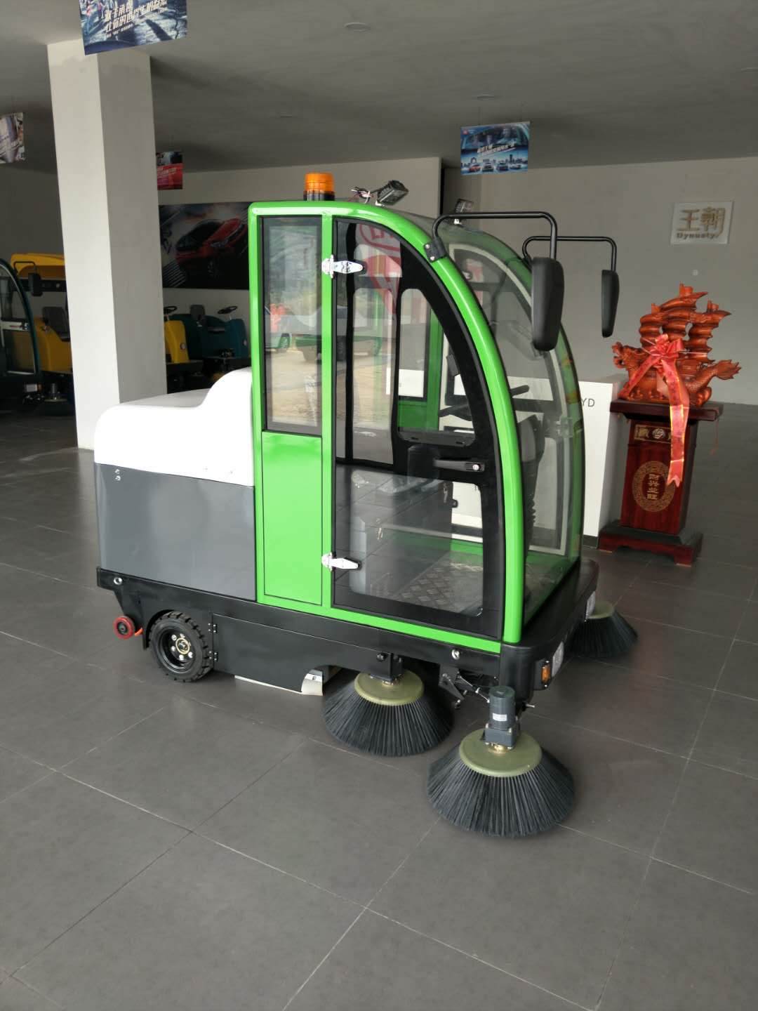 全封闭电动驾驶式扫地车2000工业专用扫地神器  垃圾清扫车