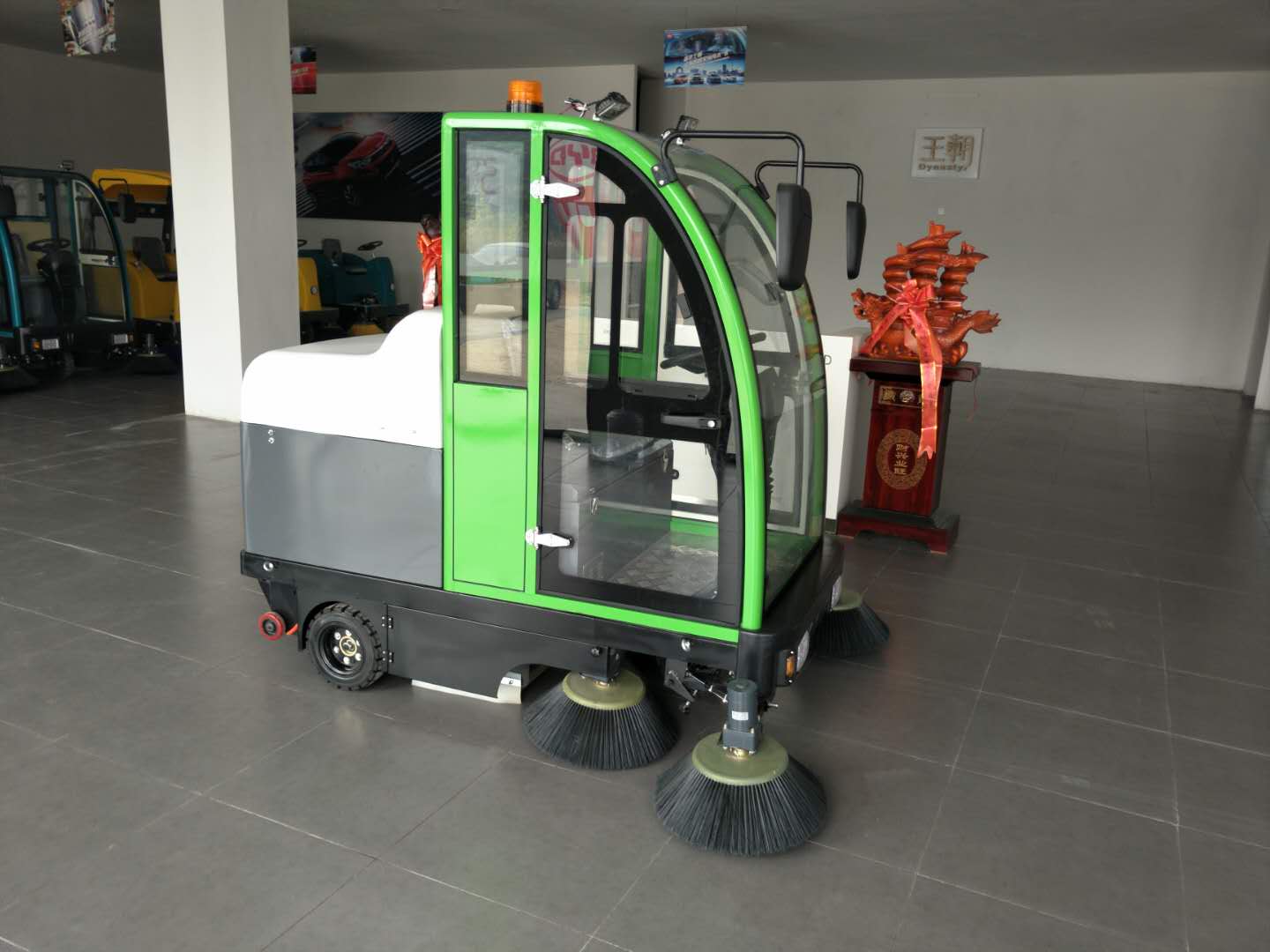 全封闭电动驾驶式扫地车2000工业专用扫地神器  垃圾清扫车