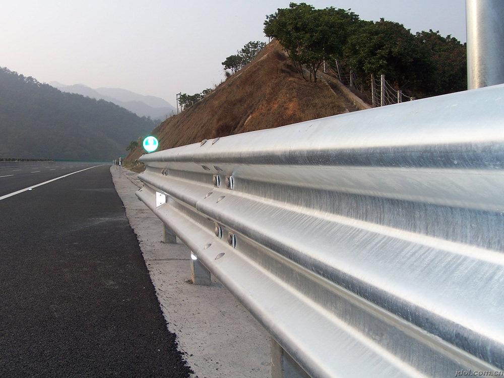 祁东梁钢护栏板行业领先  护栏网  公路护栏板  护栏板每米价格
