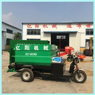内蒙古牛圈自卸喂料车&nbsp;&nbsp;自走式喂料车&nbsp;&nbsp;三轮式喂料车