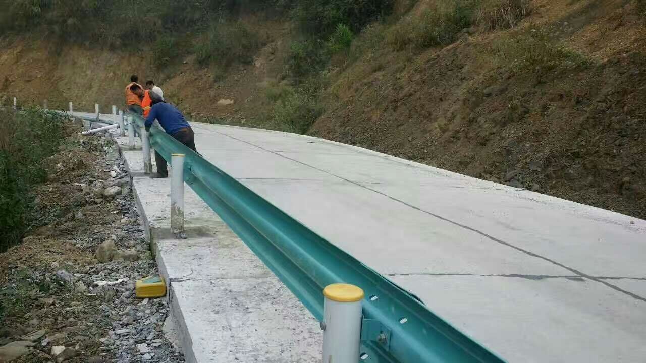 厂家直供山西晋中防撞护栏 高速护栏 波形护栏 安全护栏