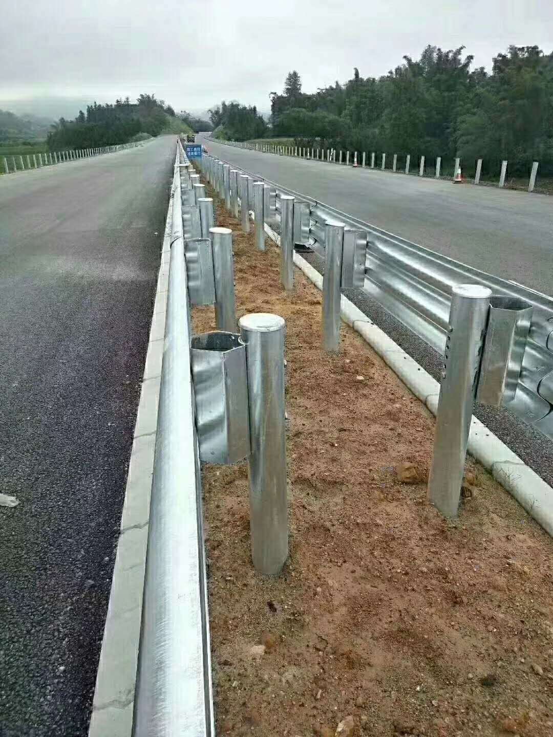 云南大理厂家直供道路护栏 高速护栏 波形护栏&nbsp;&nbsp;防撞护栏&nbsp;&nbsp;安全护栏