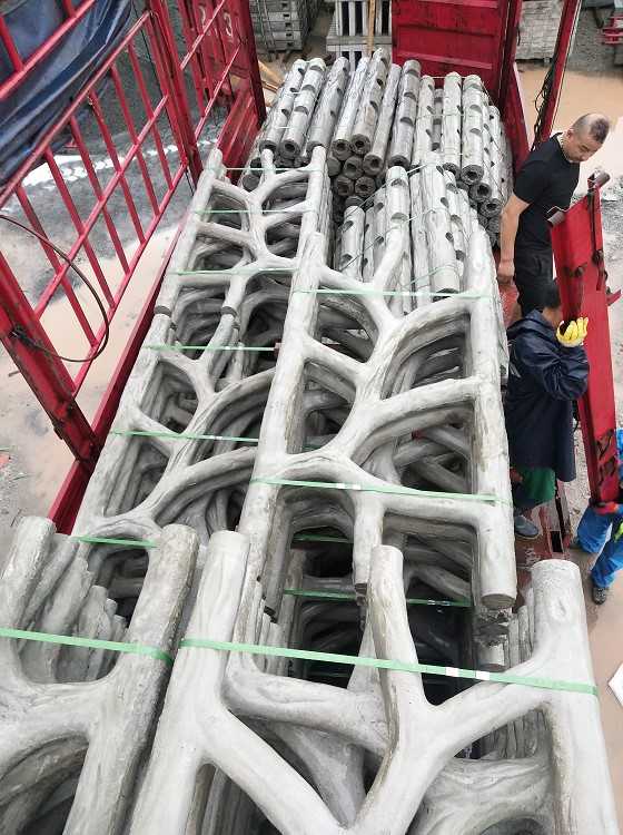 景区仿木栏杆图片大全 池塘扶手树藤护栏施工规范  仿树藤护栏施工规范
