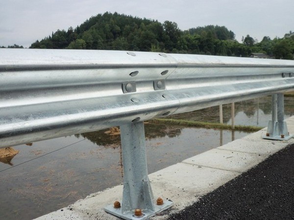 冠县路翔波形护栏厂家直供四川防撞护栏&nbsp;&nbsp;道路护栏
