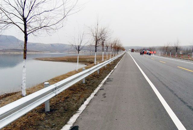 冠县路翔波形护栏厂家直供四川防撞护栏&nbsp;&nbsp;道路护栏