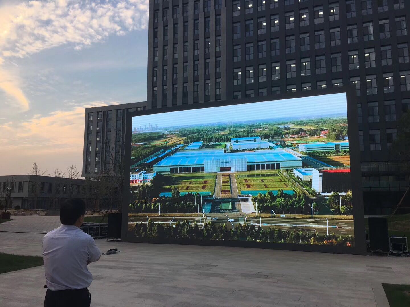 为什么选择贻轩光电液晶拼接屏？  贻轩光电led  贻轩光电dlp  贻轩光电液晶广告机