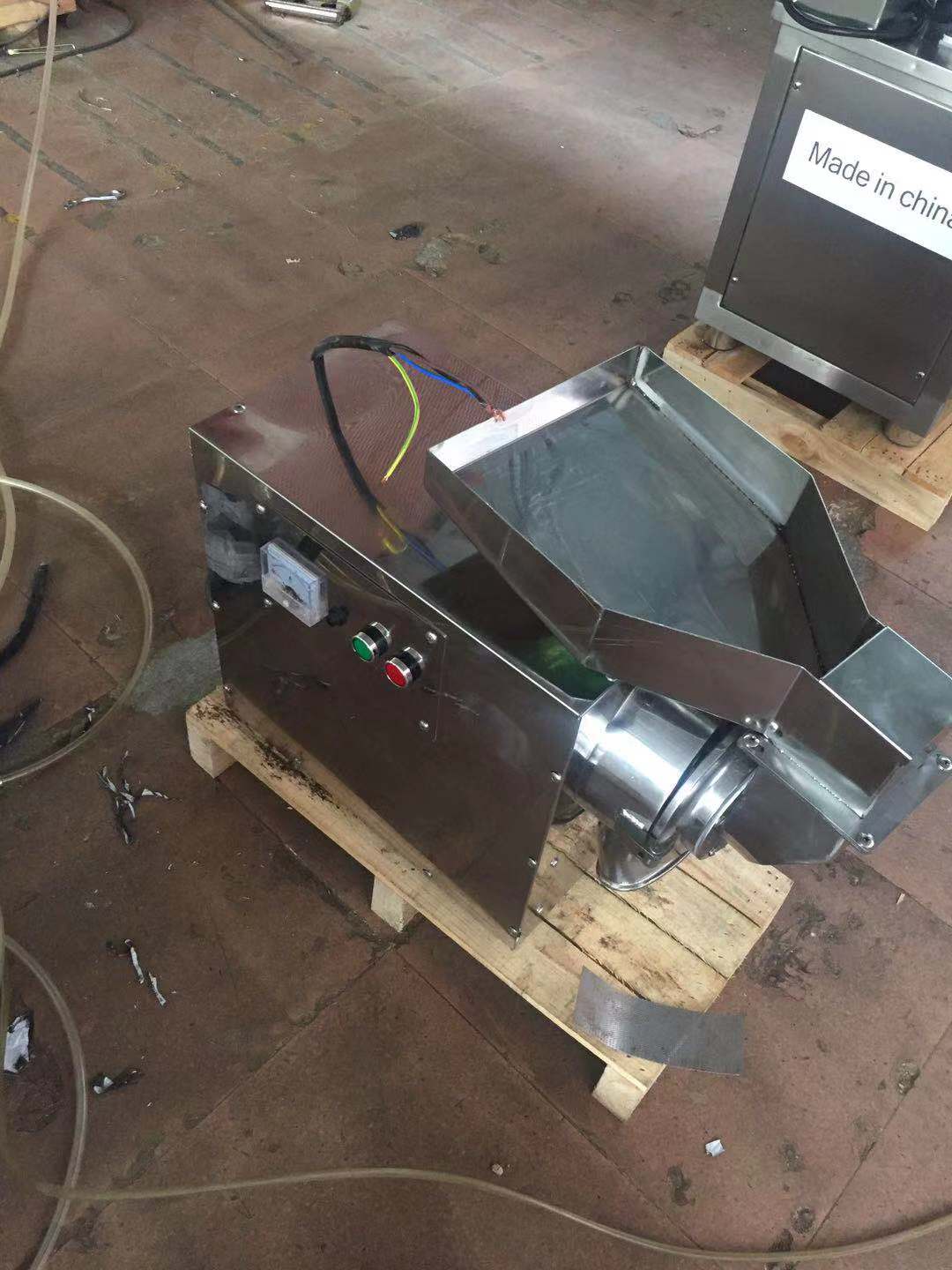 流水式茶叶粉碎机粗细可调&nbsp;&nbsp;茶叶粉碎机厂家