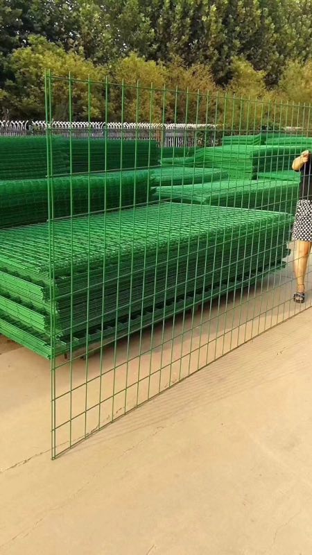 厂家生产简易荷兰网 款式可定制价格经济实惠&nbsp;&nbsp;隔离栅&nbsp;&nbsp;防护网