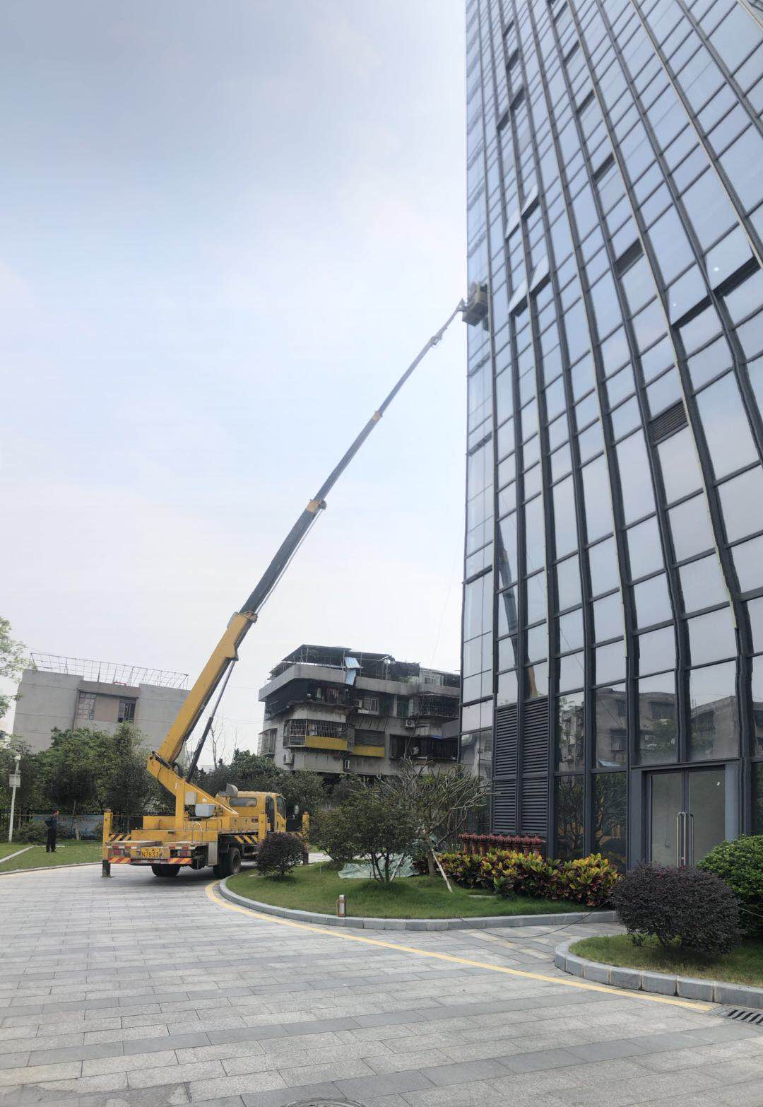 广告牌安装外墙清洗高空车出租云梯车出登高车出租  高空作业车  路灯车