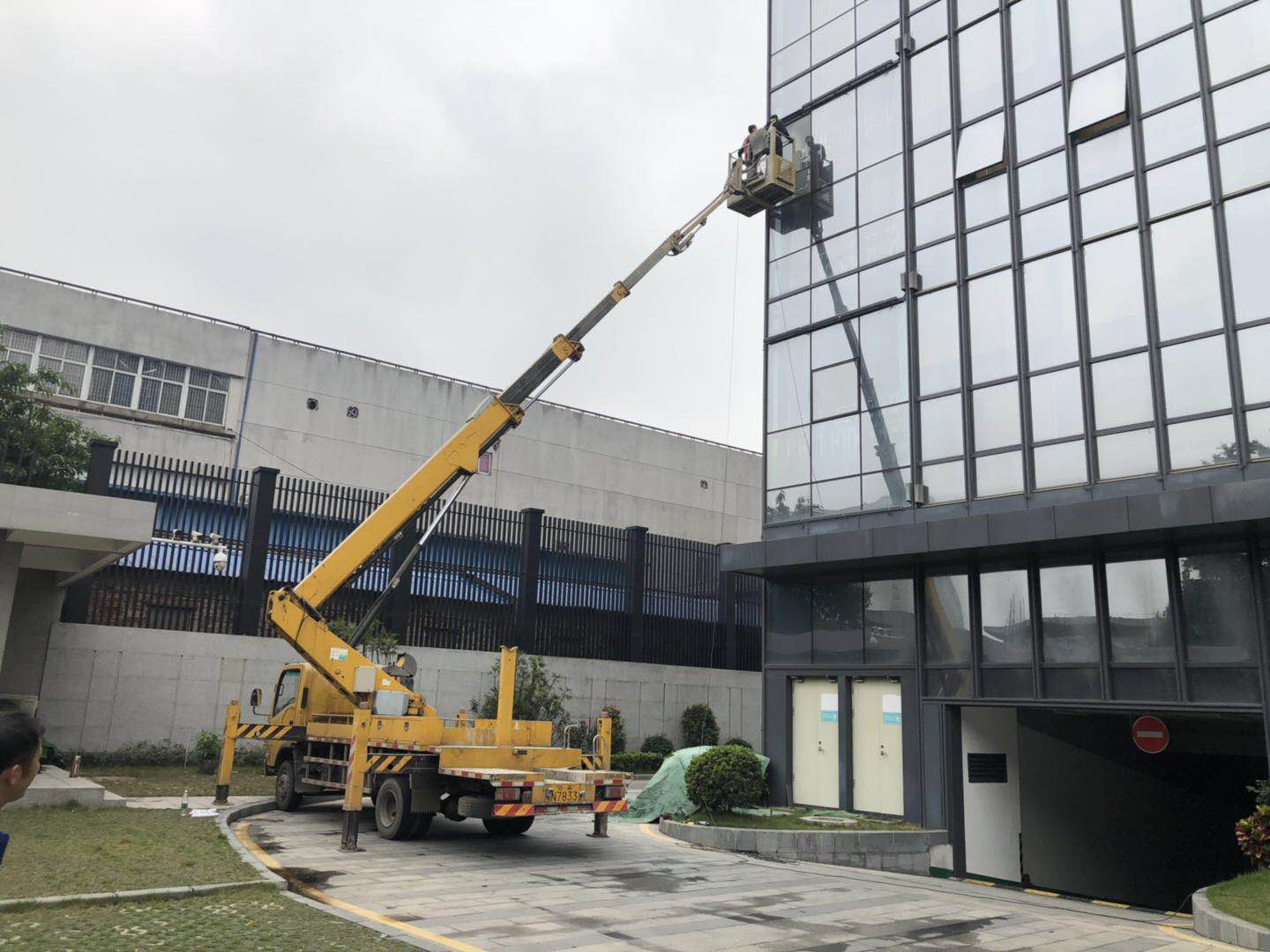 广告牌安装外墙清洗高空车出租云梯车出登高车出租  高空作业车  路灯车