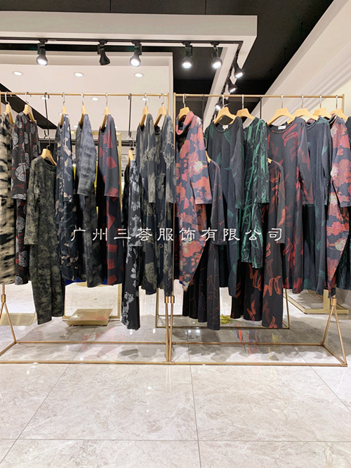 叶飞达妈妈连衣裙品牌折扣女装尾货货源批发  品牌女装尾货  女装尾货批发  服装库存货源批发