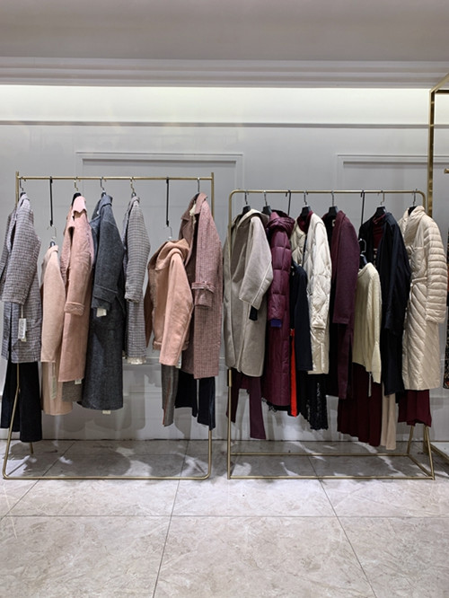 华人杰品牌折扣女装店批发网站货源哪里有  品牌女装尾货货源  品牌折扣女装批发  时尚女装批发