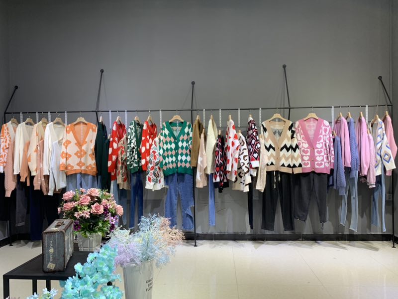 统衣服饰-安格拉外套上新！数量有限  广州女装折扣  广州时尚品牌  广州原单女装