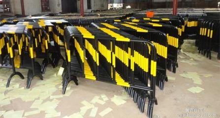 供应阳江公路黑黄铁马 交通铁马护栏批发价格