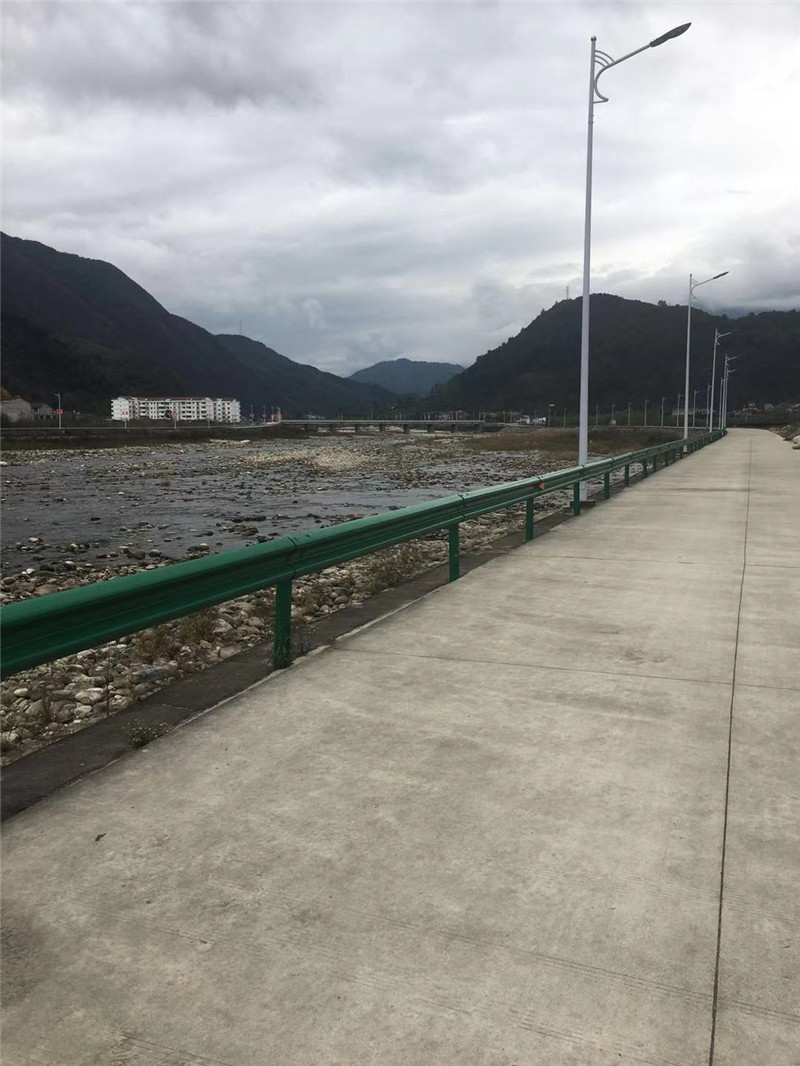 阳泉城区厂家波形梁护栏价格优惠&nbsp;&nbsp;波形护栏&nbsp;&nbsp;防撞护栏&nbsp;&nbsp;道路护栏