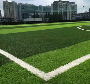 供应运动草坪 休闲草坪 施工厂家 环保产品 华飞建 人造草坪材料价格 塑胶跑道材料价格 硅PU材料价格