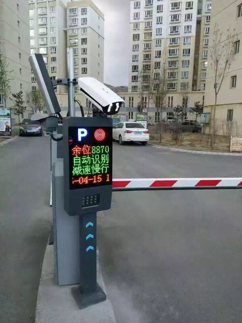 郑州 车牌识别停车场道闸设备供应  挡车道闸