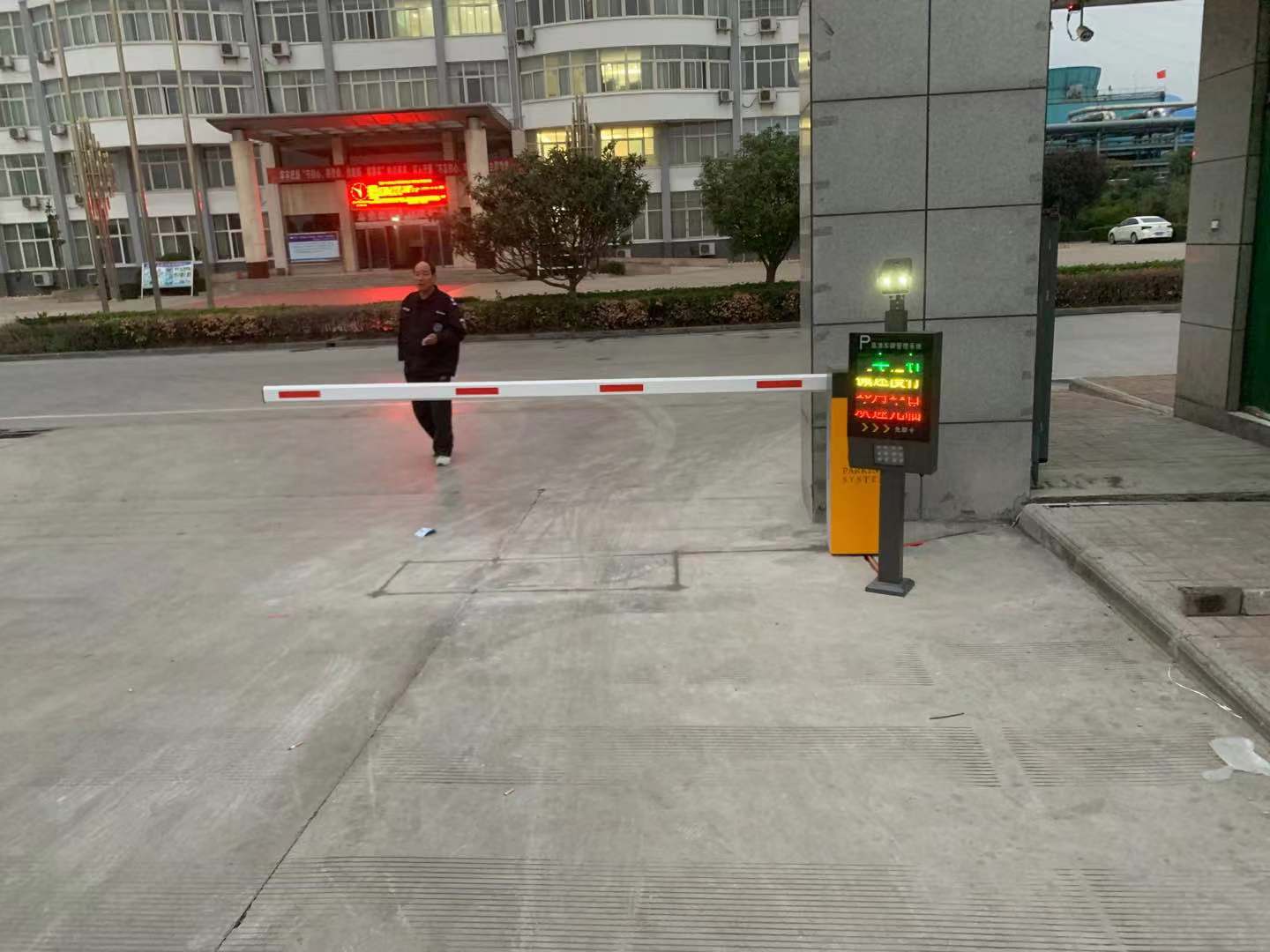 郑州 直杆道闸 车牌识别挡车道闸停车场设备供应