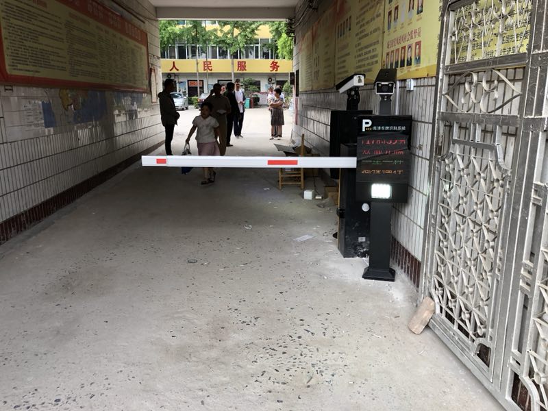 郑州 直杆道闸 车牌识别挡车道闸停车场设备供应