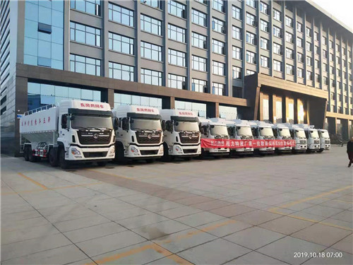 10台散装饲料运输车已发车湖南新五丰批量发车图片&nbsp;&nbsp;饲料车价格&nbsp;&nbsp;散装饲料车图片