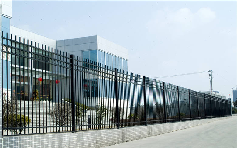 阳江铁艺栅栏定做 工厂围墙防护围栏  阳江锌钢围墙护栏  锌钢护窗栏杆  厂房围墙护栏