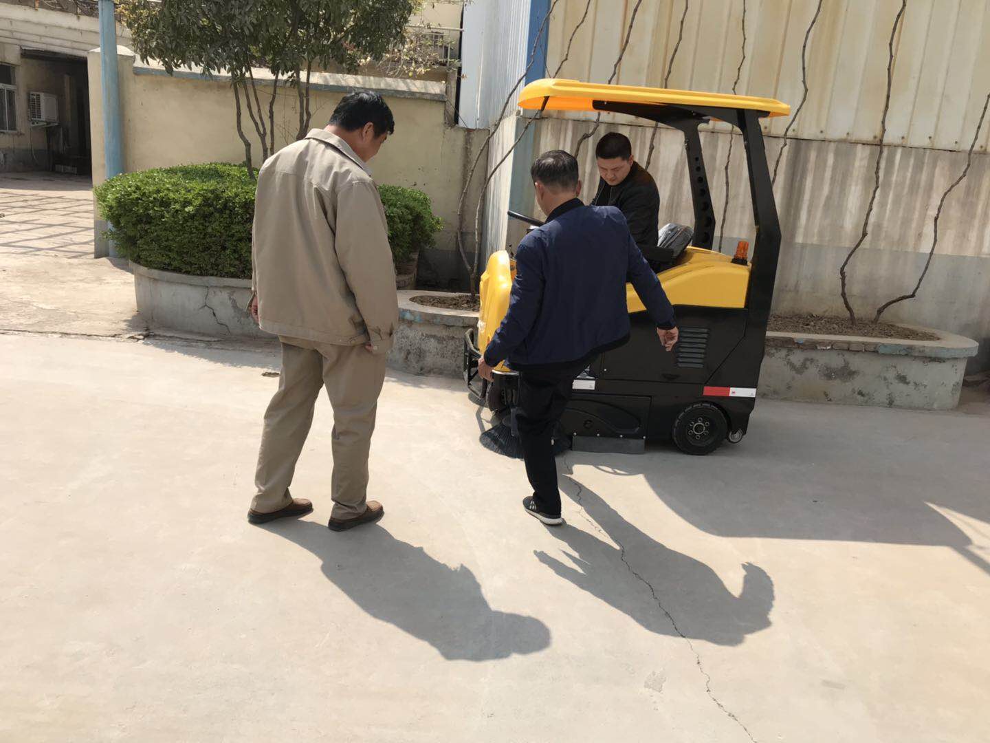 郑州凯赛清洁格美S2A驾驶式扫地机  新乡驾驶式扫地机  开封驾驶式扫地机  洛阳驾驶式扫地车
